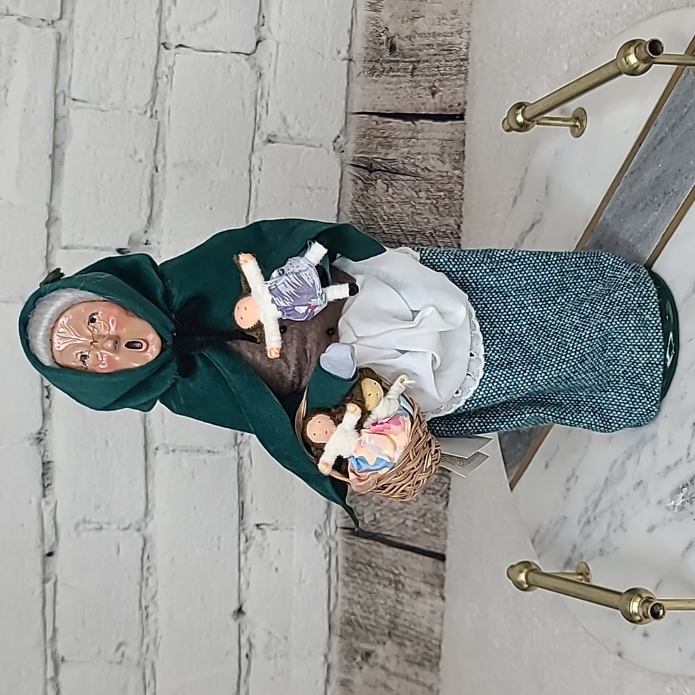 Byers' Choice Carolers Handmade 1995 Cries of London Doll Maker Vendor Vintage